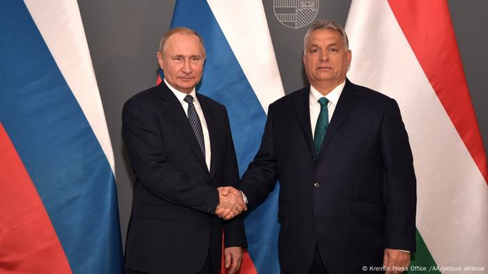 Russlands Staatschef Putin und Ungarns Ministerpräsident Orban schütteln sich die Hand vor den Staatsfahnen bei einer gemeinsamen Pressekonferenz im Oktober 2019. Russlands Staatschef Putin und Ungarns Ministerpräsident Orban schütteln sich die Hand vor den Staatsfahnen bei einer gemeinsamen Pressekonferenz im Oktober 2019.