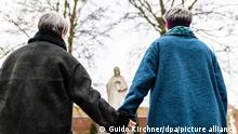 Hand in Hand stehen Monika Schmelter (l) und Marie Kortenbusch an einem Kloster vor einer Maria-Statue. In einer beispiellosen Aktion haben sich 125 Mitarbeiterinnen und Mitarbeiter der katholischen Kirche als queer geoutet und ein Ende ihrer Diskriminierung gefordert.