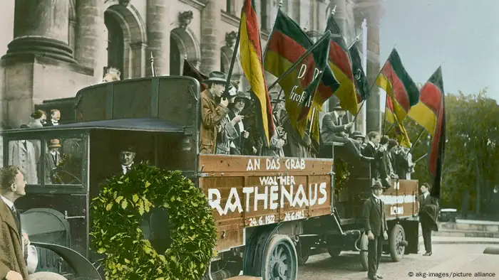 وفي عام 1919بعد انهيار الإمبراطورية الألمانية، جرى اختيار الألوان الذهبي الأسود والأحمر مرة أخرى كعلم لجمهورية فايمار المؤسسة حديثا