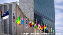 Das Sekretariatshochhaus ist das Wahrzeichen des Hauptquartiers der Vereinten Nationen im New Yorker Stadtteil Manhattan. Es gehört zu einem Gebäudekomplex in der First Avenue am East River. Das 155 Meter hohe Sekretariatshochhaus umfasst 39 Etagen. Vor dem Hauptquartier wehen die Flaggen der UN-Mitgliedsstaaten. (20.09.2019)