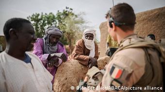 Interactions entre la force française Barkhane et les habitants de Gao dans le nord est du Mali
