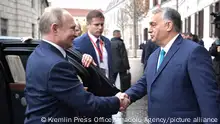 ARCHIV 2019 *** BUDAPEST, HUNGARY - OCTOBER 30: (----EDITORIAL USE ONLY Äì MANDATORY CREDIT - KREMLIN PRESS OFFICE / HANDOUT - NO MARKETING NO ADVERTISING CAMPAIGNS - DISTRIBUTED AS A SERVICE TO CLIENTS----) Russian President Vladimir Putin (L) meets Prime Minister of Hungary, Viktor Orban (R) in Budapest, Hungary on October 30, 2019. Kremlin Press Office / Handout / Anadolu Agency