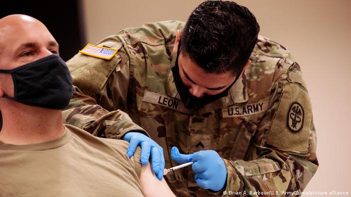 USA Mississippi | US Soldat erhält Impfung