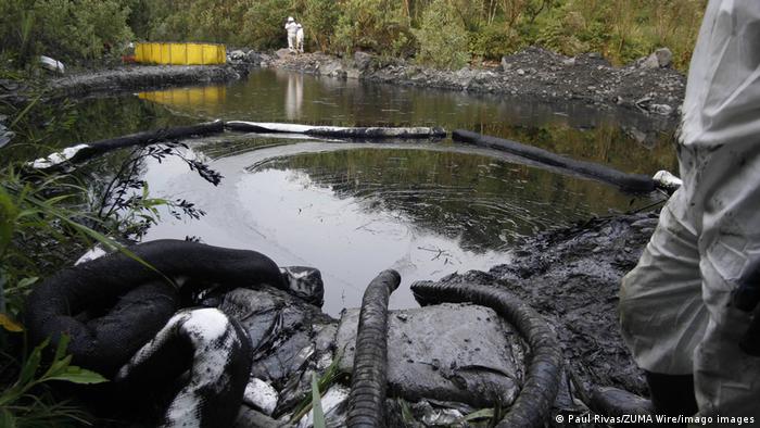 Río con petróleo en Ecuador.