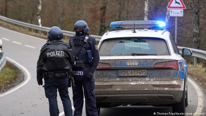 Двамата млади германски полицаи бяха застреляни в понеделник край Кузел