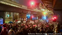 Teilnehmer einer Demonstration gegen die Corona-Maßnahmen gehen durch die Innenstadt. +++ dpa-Bildfunk +++Halle (Saale)