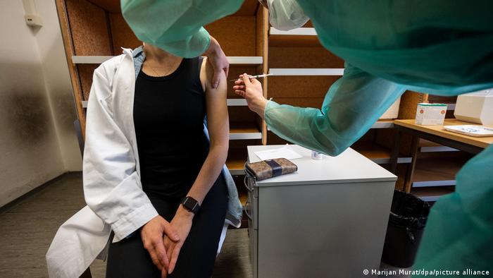 Almanya'da 15 Mart'tan itibaren sağlık ve bakımevi çalışanlarına aşı zorunluluğu uygulanacak 
