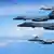 Zwei Bomber und zwei Kampfflugzeuge fliegen in Formation