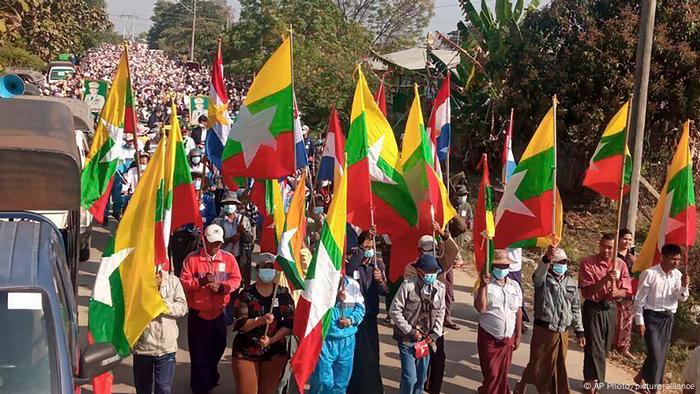 মিয়ানমারের স্টেট নিউজ সার্ভিস জানিয়েছে, রাজধানী নেপিদোতে মঙ্গলবার সেনাশাসকদের সমর্থনে সমাবেশ হয়েছিল৷ জুন্টা কিছু ক্ষেত্রে সমর্থন পেলেও তাদের বিরুদ্ধে আন্তর্জাতিক স্তরে যথেষ্ট প্রতিরোধ রয়েছে৷ মঙ্গলবার জাতিসংঘ জানিয়েছে, একাধিক হত্যা, নির্যাতন ও অপহরণ করছে জুন্টা৷ পাশাপাশি, সহিংসতার অভিযোগে জুন্টার সঙ্গে সম্পর্ক রয়েছে এমন ব্যক্তিদের ক্ষেত্রে অ্যামেরিকা, যুক্তরাজ্য, ক্যানাডা যৌথভাবে নিষেধাজ্ঞা জারি করেছে৷