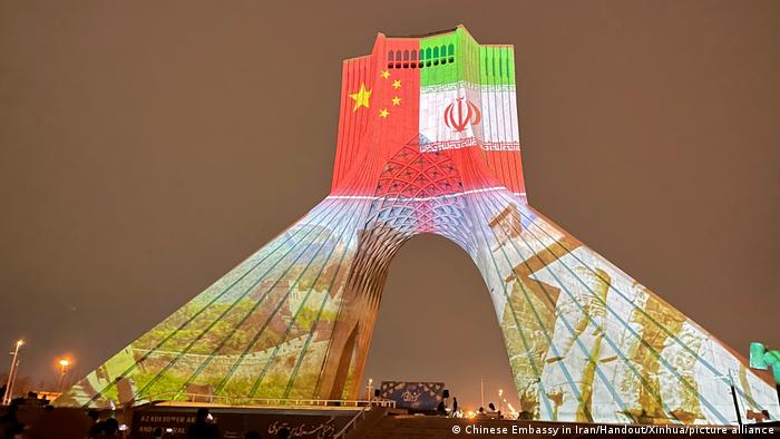 Der Azadi Turm in Teheran wird am 31. Januar 2022 mit den Flaggen Chinas und Irans angestrahlt