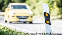 Trosdorf, Deutschland 18. September 2020: Symbolbilder - 2020 Bundesstrasse mit Leitpfosten bei Trosdorf, Feature / Symbol / Symbolfoto / charakteristisch / Detail /
