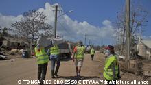 Ein am Montag aufgenommenes Bild zeigt Rotkreuz-Teams, die Notunterkünfte an Menschen verteilen, deren Häuser durch den Vulkanausbruch und den anschließenden Tsunami in Kanokupolu im Westen von Tongatapu, Tonga, beschädigt wurden. +++ dpa-Bildfunk +++