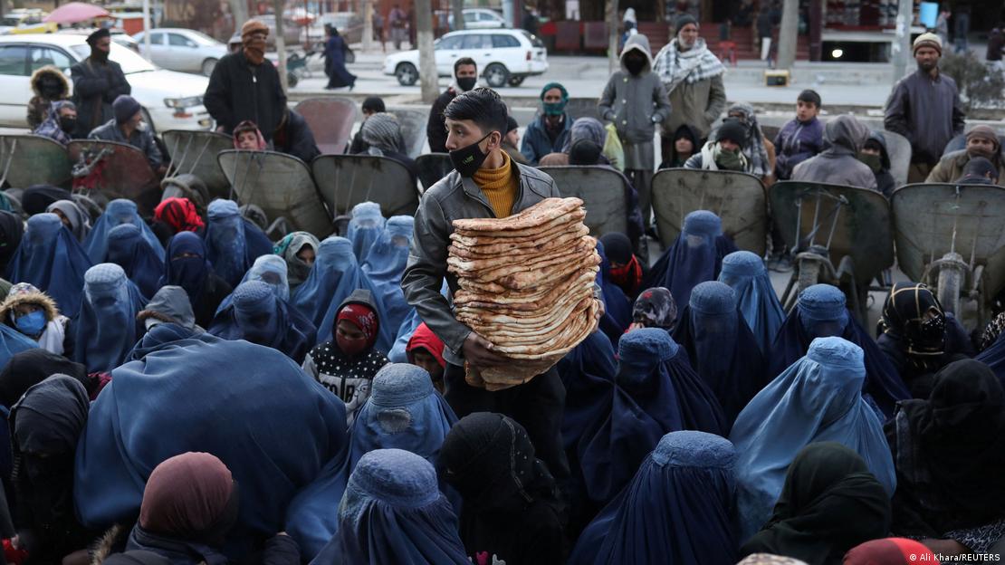 نانوایانې پر بې وزلو میرمنو ډوډی وېشي