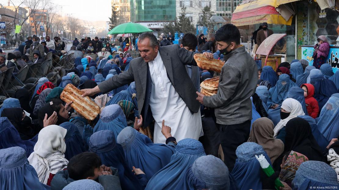 Afganistan'ın başkenti Kabil'de, bir fırının önünde halka ekmek yardımı yapılıyor - (31.01.2022)