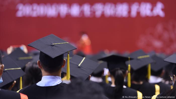 图为中国人民大学2021年所办的毕业典礼