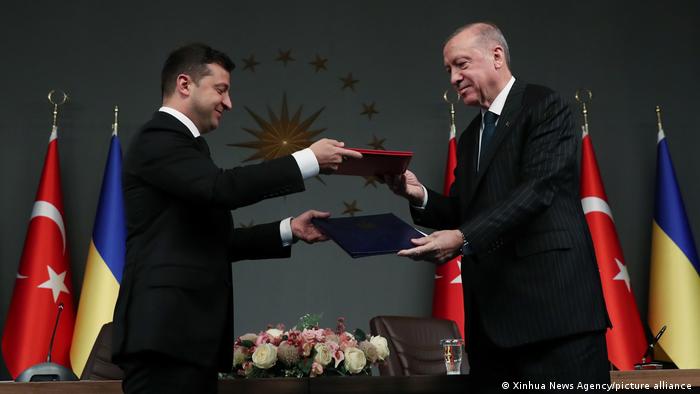 Turkish President Recep Tayyip Erdogan and Ukrainian President Volodymyr Zelensky exchange documents in Istanbul
