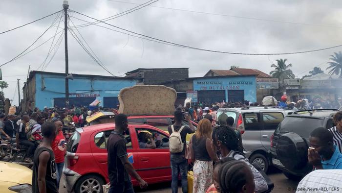 Des Congolais rassemblées après la chute du câble haute tension