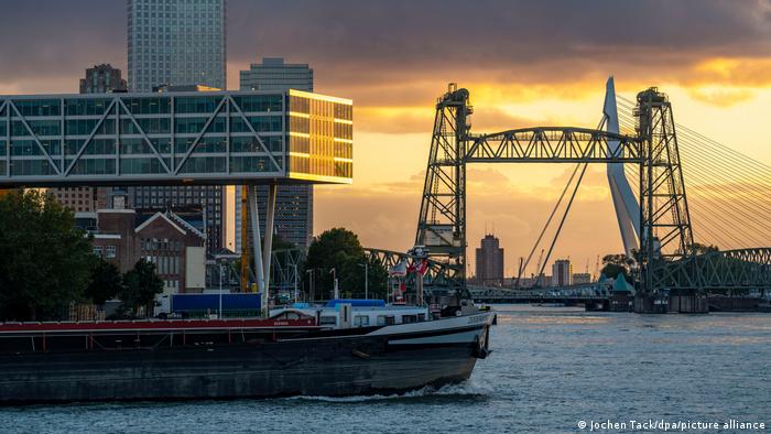 El puente De Hef en Rotterdam con la puesta de sol detrás de él