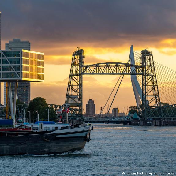 BRIDGE SHIP HOUSE「VISIONARY」 1st press Dutch to dismantle bridge for Bezos' megayacht