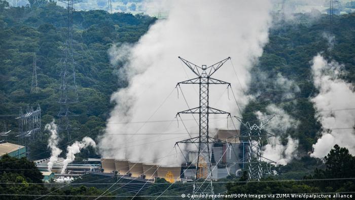 Bei der geothermischen Stromerzeugung im Kraftwerk de Berlín in El Salvador kommt viel Dampf aus den Kühltürmen 