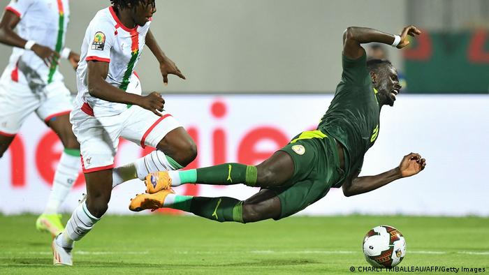  Burkina Faso's defender Issa Kabore (L) challenges Senegal's forward Sadio Mane during the Africa Cup of Nations semifinal
