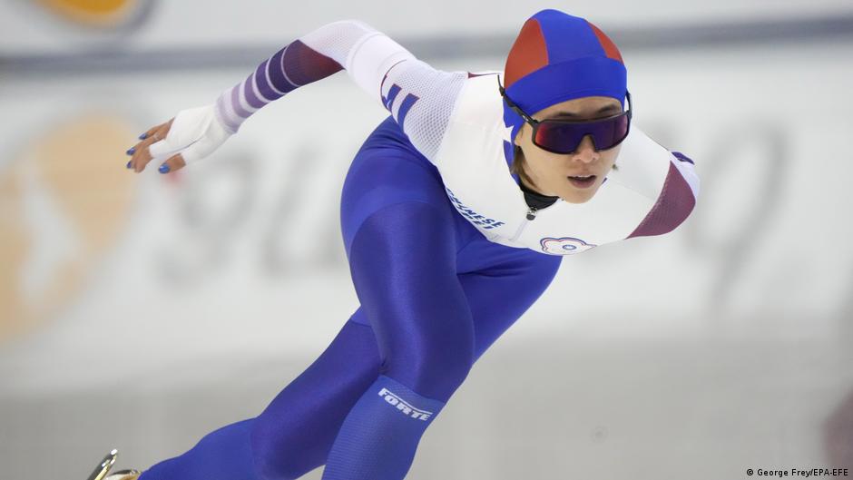 參加北京冬奧的台灣競速滑冰選手黃郁婷，因一則身穿中國隊衣的視頻而引起爭議。