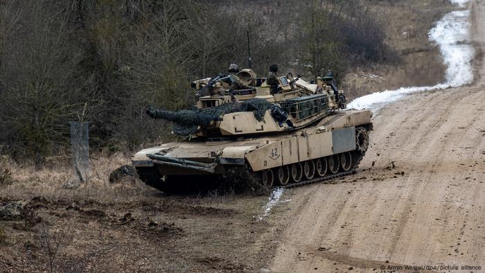 Kampfpanzer Abrams bei einer Militärübung in winterlicher Landschaft