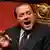 Berlusconis Abgeordnete schwenken italienische Fahnen im Parlament (Foto: AP)