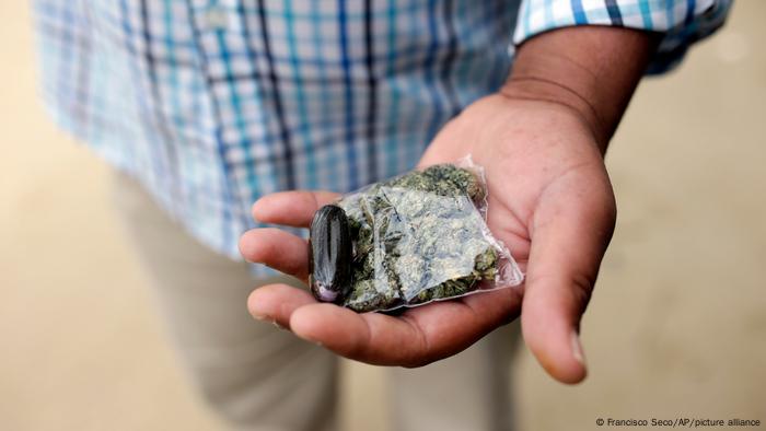 Foto simbólica de una persona con cannabis en la mano.