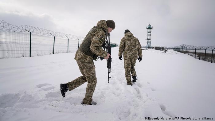 Soldados ucranianos en la frontera con Rusia.