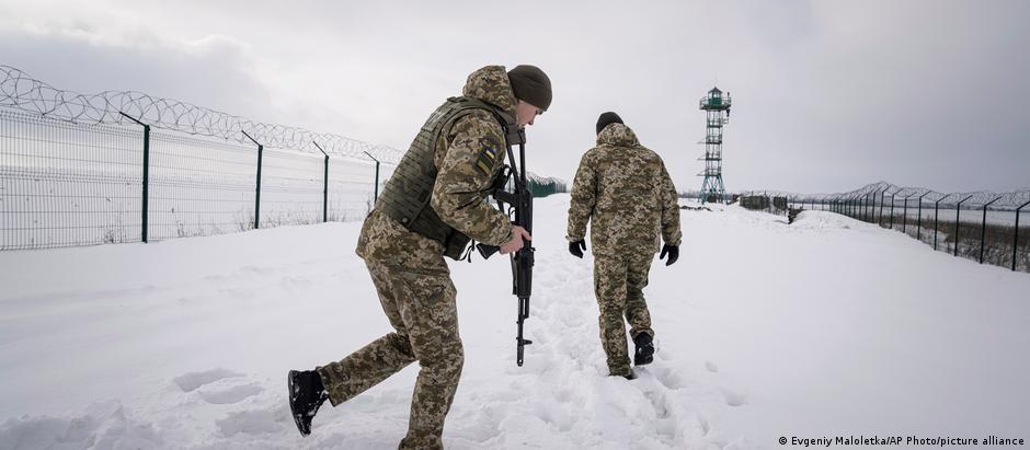 Soldados ucranianos durante patrulha na fronteira com a Rússia
