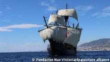 Das von der Stiftung zur Verfügung gestellte Bild zeigt die Nachbildung des Schiffes «Nao Victoria» vor der Küste von Malaga. Die «Nao Victoria» war das erste Boot, das um die Welt gesegelt ist. Am 10. August 1519 startete die Expedition im Auftrag der spanischen Krone unter Leitung von Ferdinand Magellan. (zu dpa-Korr Wichtiger als die Mondlandung»: Erste Weltumsegelung vor 500 Jahren) +++ dpa-Bildfunk +++ 