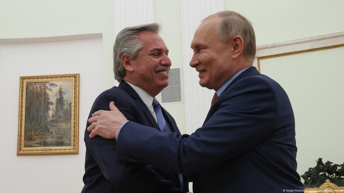 O presidente da Argentina, Alberto Fernández, cumprimenta seu homólogo russo Vladimir Putin