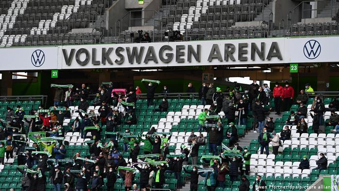 Vereinzelte Wolfsburger Fans auf der Tribüne der Volkswagen-Arena beim Spiel VfL Wolfsburg gegen Hertha BSC