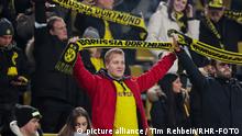 15.12.2021, Fussball, Saison 2021/2022, 1. Bundesliga, 16. Spieltag, Borussia Dortmund - Greuther Fürth, Fans auf der Tribüne. Foto: Dennis Ewert/RHR-FOTO