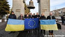 Місія Європарламенту відвідала Україну. На фото: євродепутати біля Дзвону миру в Маріуполі