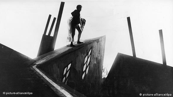 Mann in auf Filmdekors - Szene aus Das Cabinet des Dr. Caligari (Foto: picture alliance dpa)