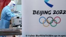 28.01.2022
BEIJING, CHINA - JANUARY 28, 2022: An employee is seen while people undergo PCR tests for COVID-19 upon their arrival at Beijing Capital International Airport ahead of the 2022 Winter Olympics. The 24th Winter Olympic Games, Olympische Spiele, Olympia, OS are scheduled to take place in Beijing on February 4-20, 2022. Valery Sharifulin/TASS PUBLICATIONxINxGERxAUTxONLY 0149073043st