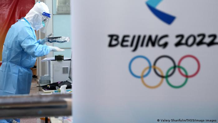 China Peking | Coronatest am Flughafen vor den Olympischen Winterspielen