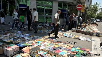 در ماه مهر امسال پلیس امنیت تهران دستکم هشت دست‌فروش کتاب را در راسته‌ خیابان انقلاب بازداشت و کتا‌ب‌های آنها را توقیف کرد