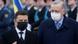 Zelenskiy ao lado de Erdogan. Ambos vestem terno e gravata e usam máscara. 