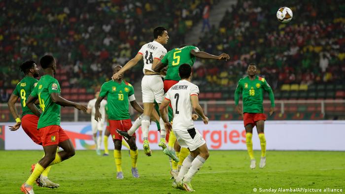 ​​​​​​ضغط المنتخب الكاميروني في الشوط الأول وحقق بعض الفرص لكنه لم يتمكن من التسجيل.