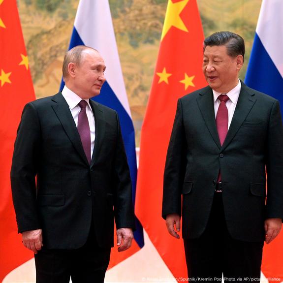 Presidentes Vladimir Putin e Xi Jinping em 04/02,2022, em Pequim