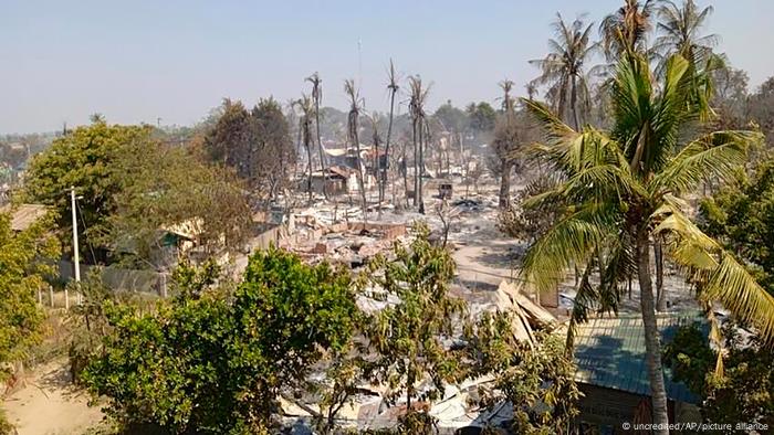 Casas incendiadas por el ejército yacen carbonizadas en Mwe Tone (01.02.2022)