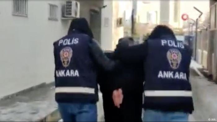 Nuri Gökhan Bozkir wird von türkischen Sicherheitsbeamten in Ankara im Januar 2022 abgeführt