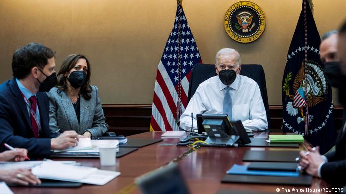 الرئيس الأمريكي جو بايدن ونائبته كامالا هاريس يتابعان من واشنطن العملية العسكرية الأمريكية التي قتل خلالها أبوإبراهيم الهاشمي القرشي (3/2/2022)