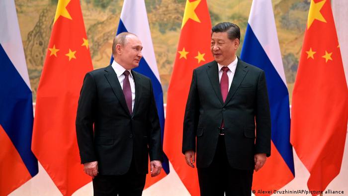 Wladimir Putin und Xi Jinping vor russischen und chinesischen Flaggen
