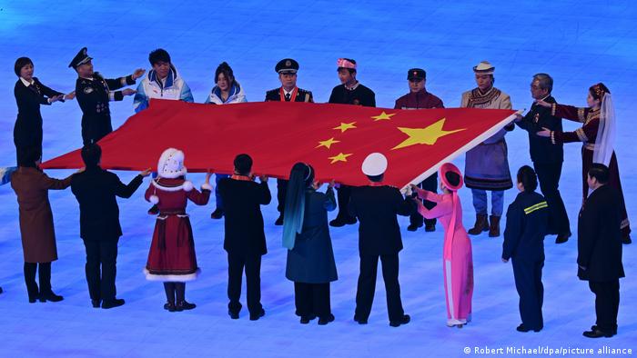 Çin bayrağı taşıyan Çinliler