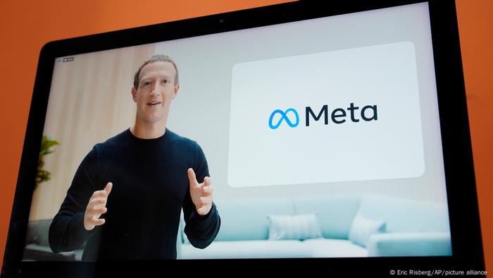 Der Chef des Meta-Konzerns, Mark Zuckerberg, ist auf einem Laptop-Bildschirm vor dem Logo seines Unternehmens zu sehen