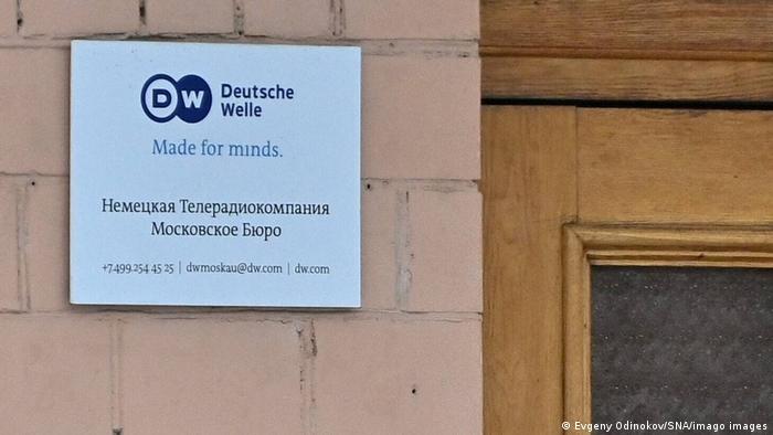 Schild Deutsche Welle Redaktionsbüro in Moskau, Russland 